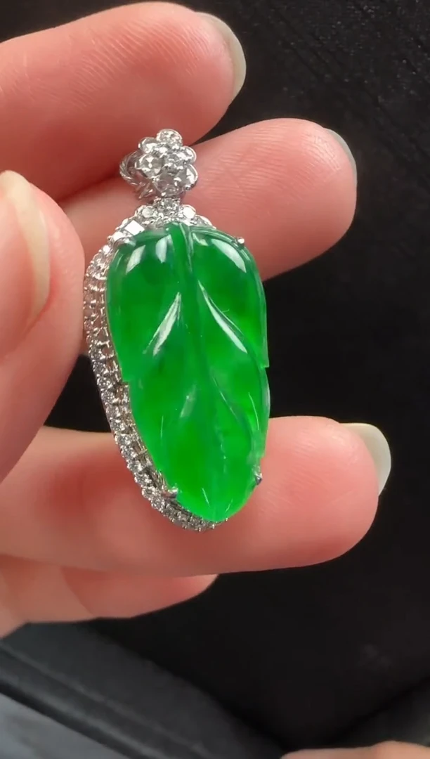 颈饰18K金镶嵌翡翠357叶子一个