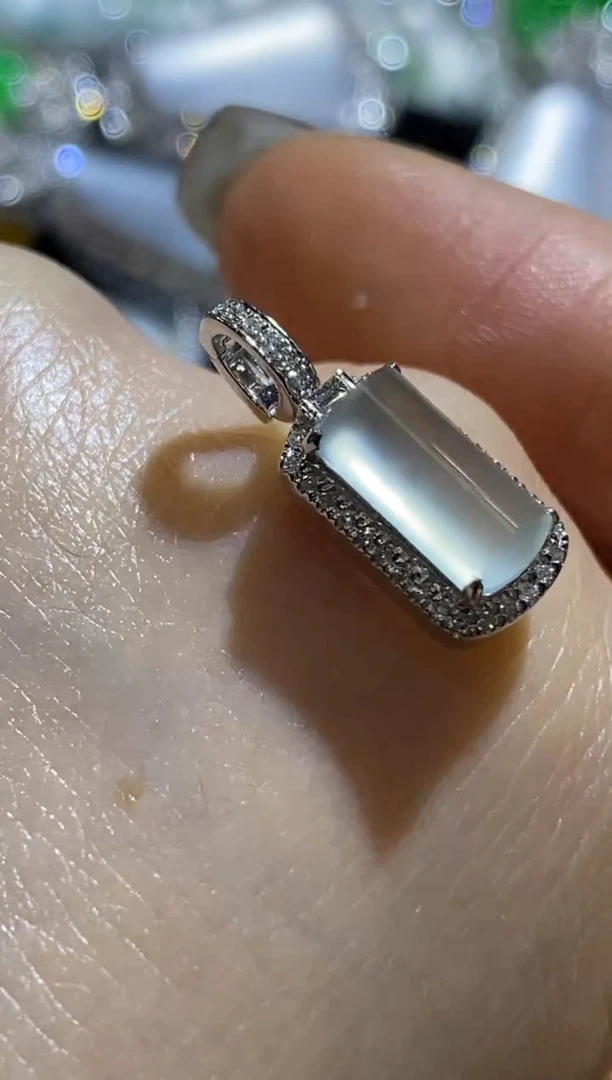 颈饰18K金镶嵌翡翠收到货48小时鉴赏期（超时不退不换）