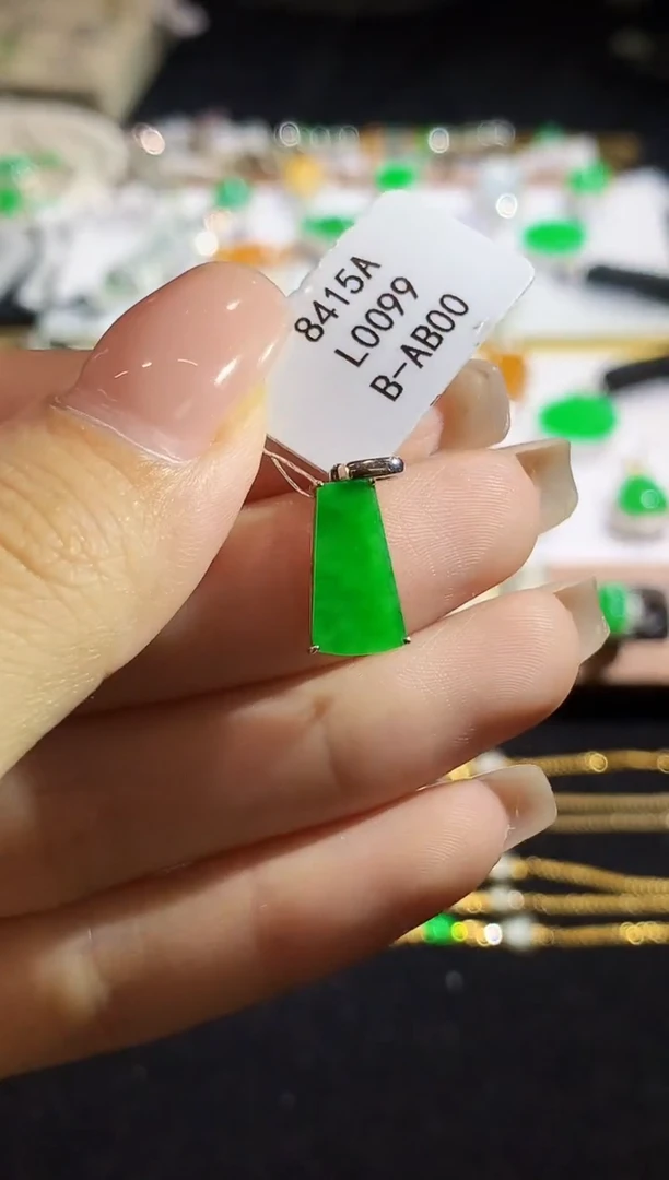 翡翠18K金镶嵌吊坠(不含链)L0099 多样性发其一