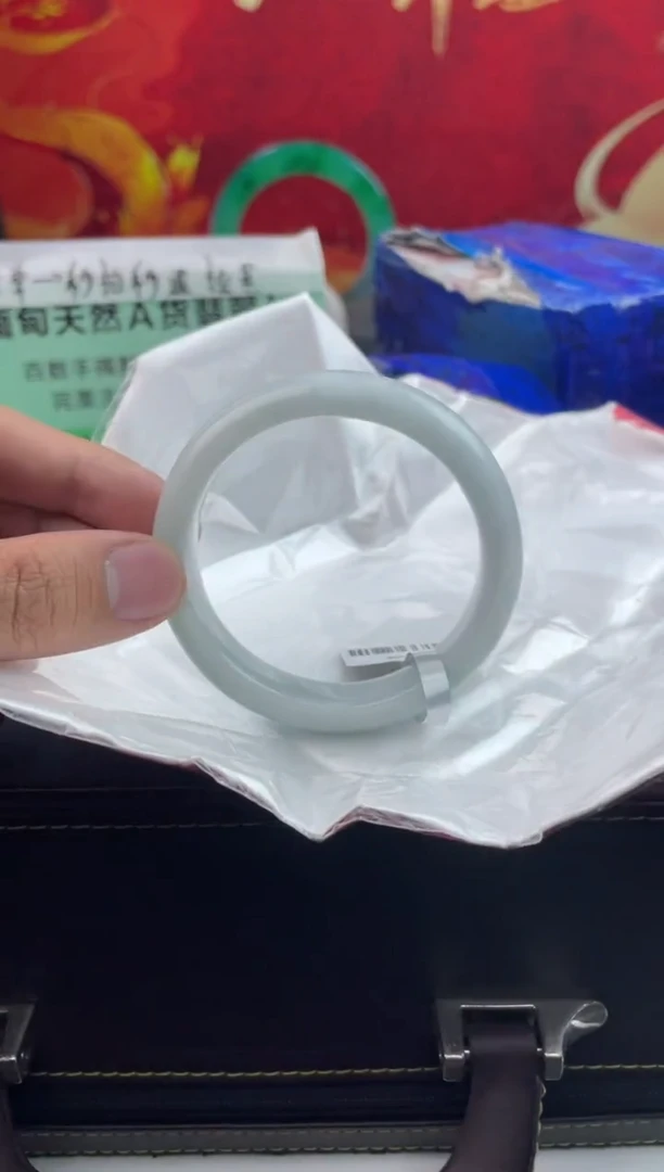【闪购商品】翡翠手镯未镶嵌17翡翠手镯（微瑕）