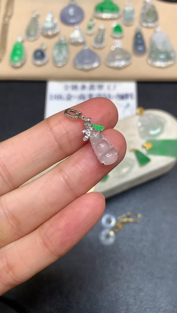颈饰18K金镶嵌翡翠福豆【无服务费【48小时鉴赏期】·