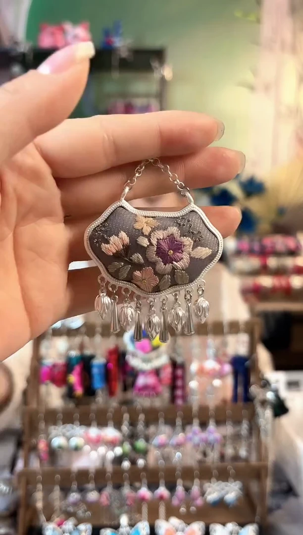 彩云南阁非遗老绣饰品619