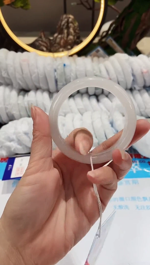 【闪购商品】石英质玉手镯未镶嵌68-56