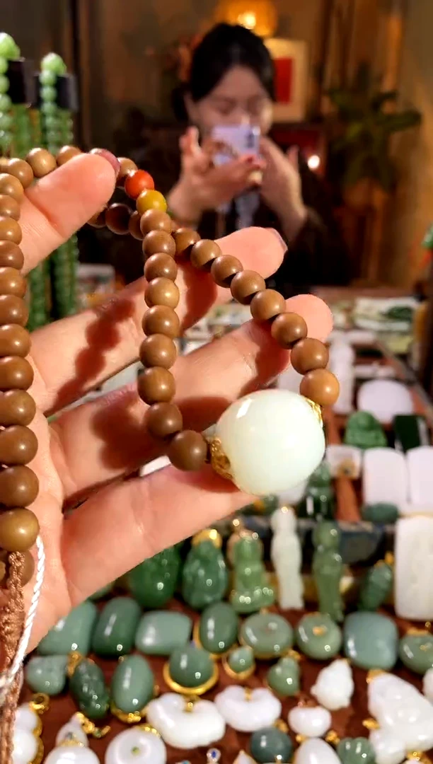 吊坠(赠链)未镶嵌和田玉.