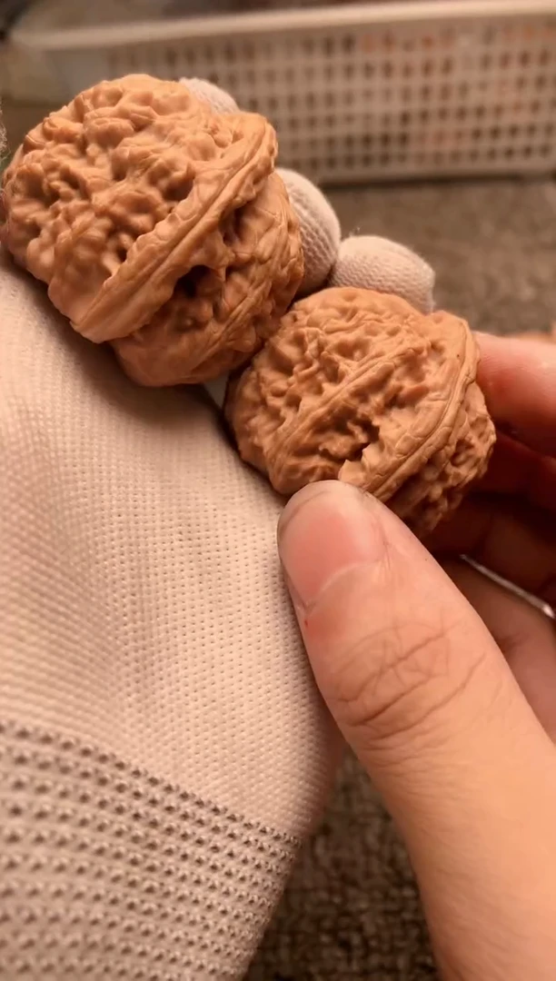 文玩核桃吊坠白狮子