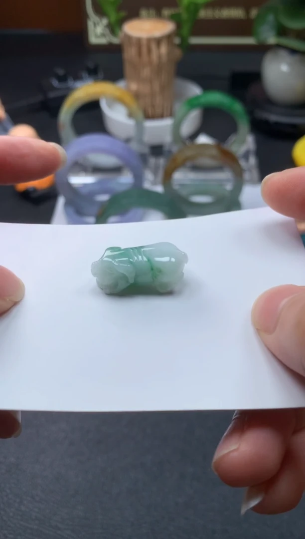 翡翠未镶嵌颈饰小猪挂件