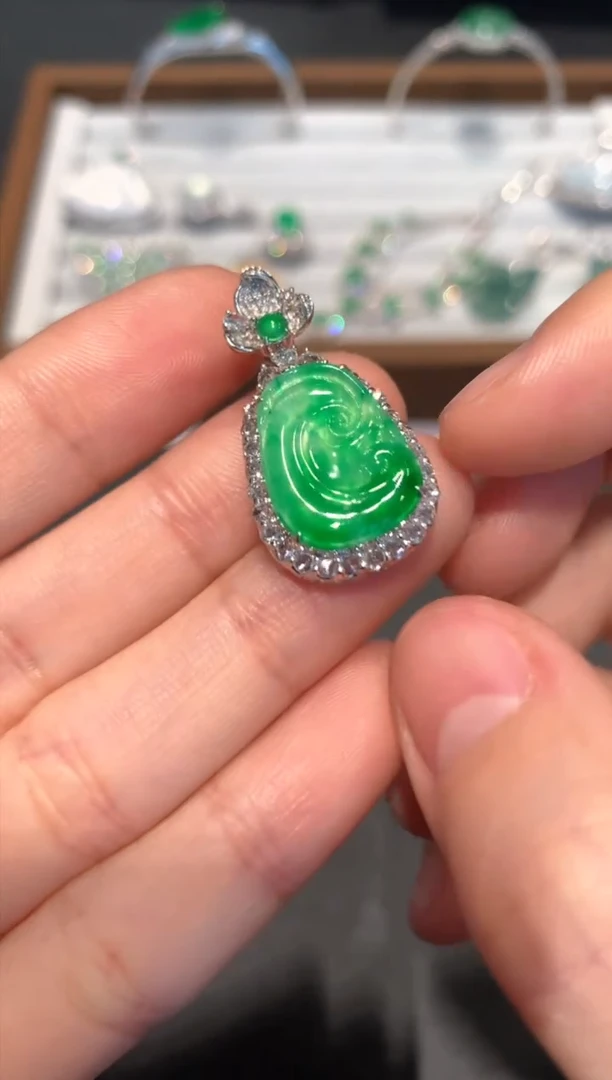 【闪购商品】翡翠吊坠(不含链)18K金镶嵌17800
