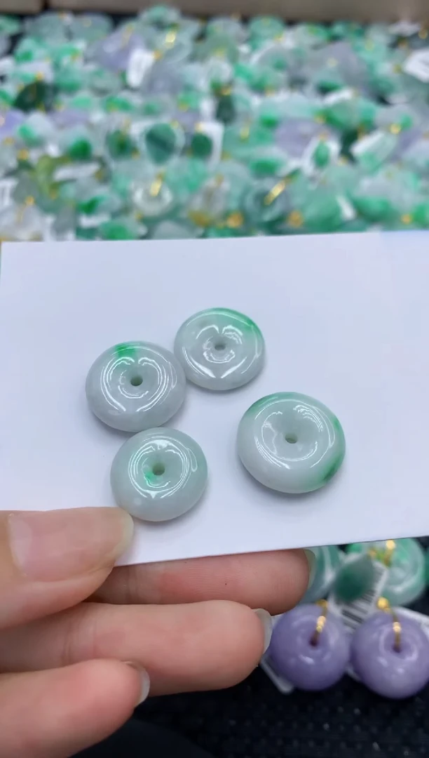 翡翠未镶嵌颈饰多样性发其一