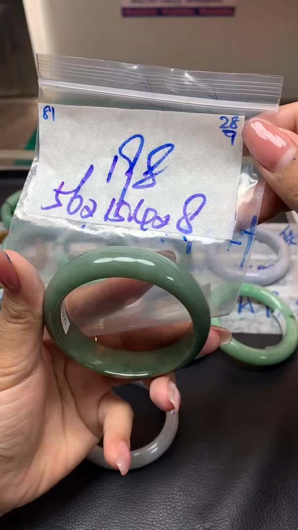 未镶嵌定制翡翠81毛货需精细抛光手镯拍一发一