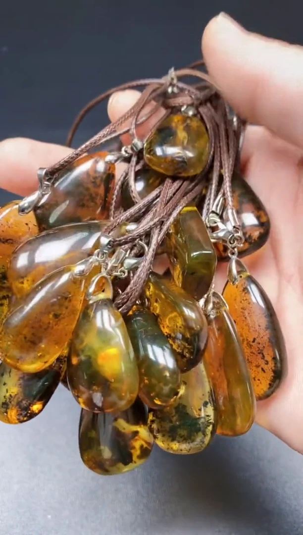 未镶嵌颈饰琥珀缅甸金药珀吊坠（一条）