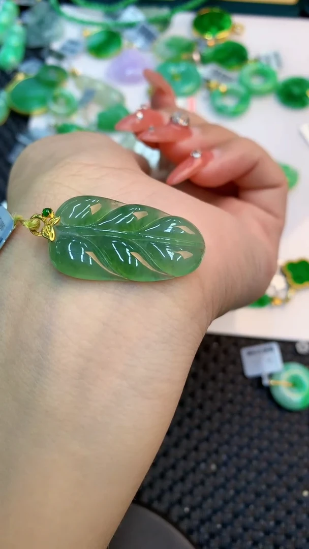 颈饰18K金镶嵌翡翠1