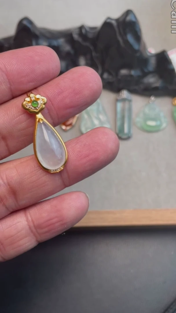 【闪购商品】翡翠吊坠(不含链)18K金镶嵌天然缅甸翡翠A货