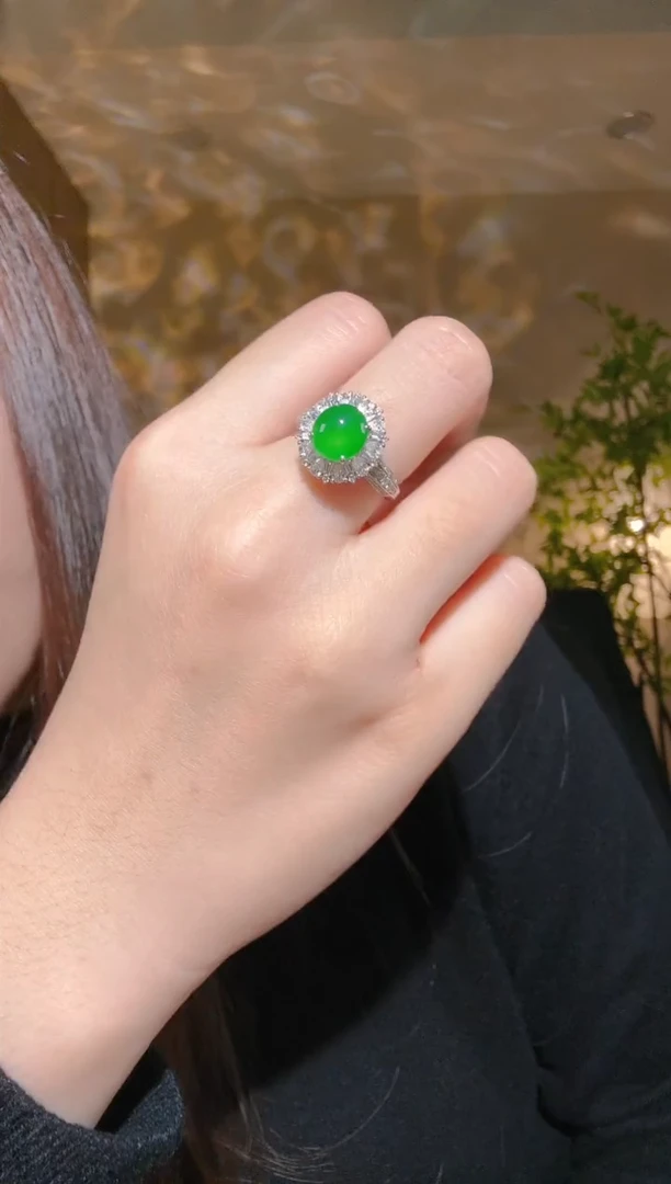 18K金镶嵌戒指翡翠蛋面戒指