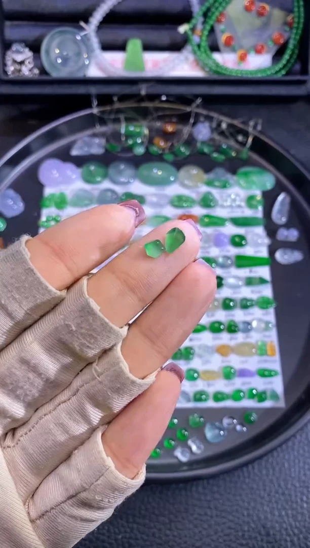 未镶嵌挂件翡翠切割