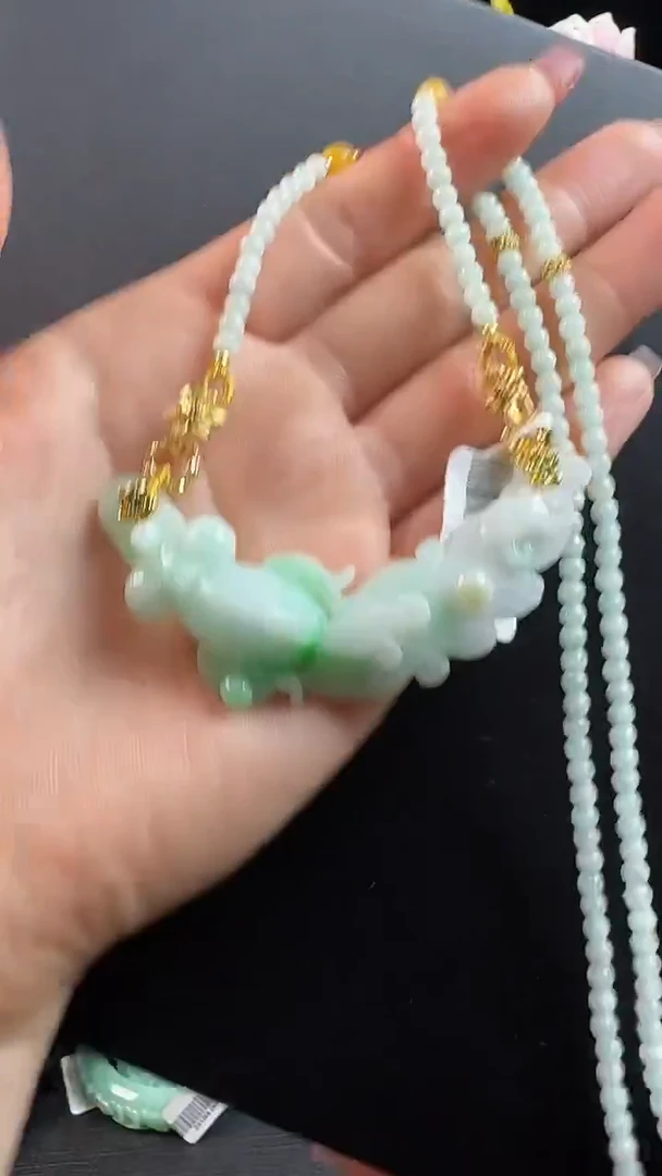 颈饰未镶嵌翡翠弯弯