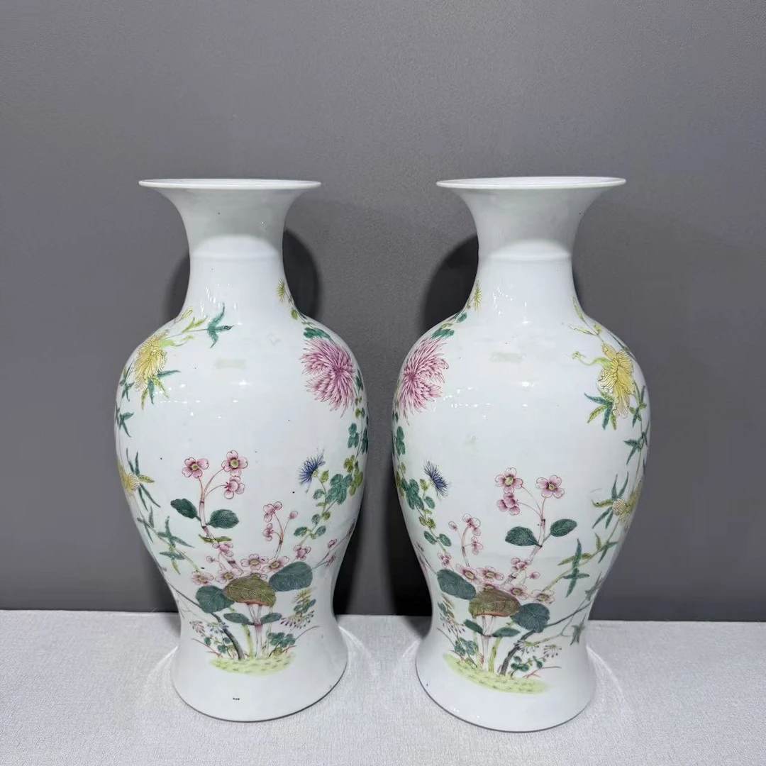 A0916053  民国 粉彩三秋纹对瓶（口径约13.8 肚径21.5 高度44.6）