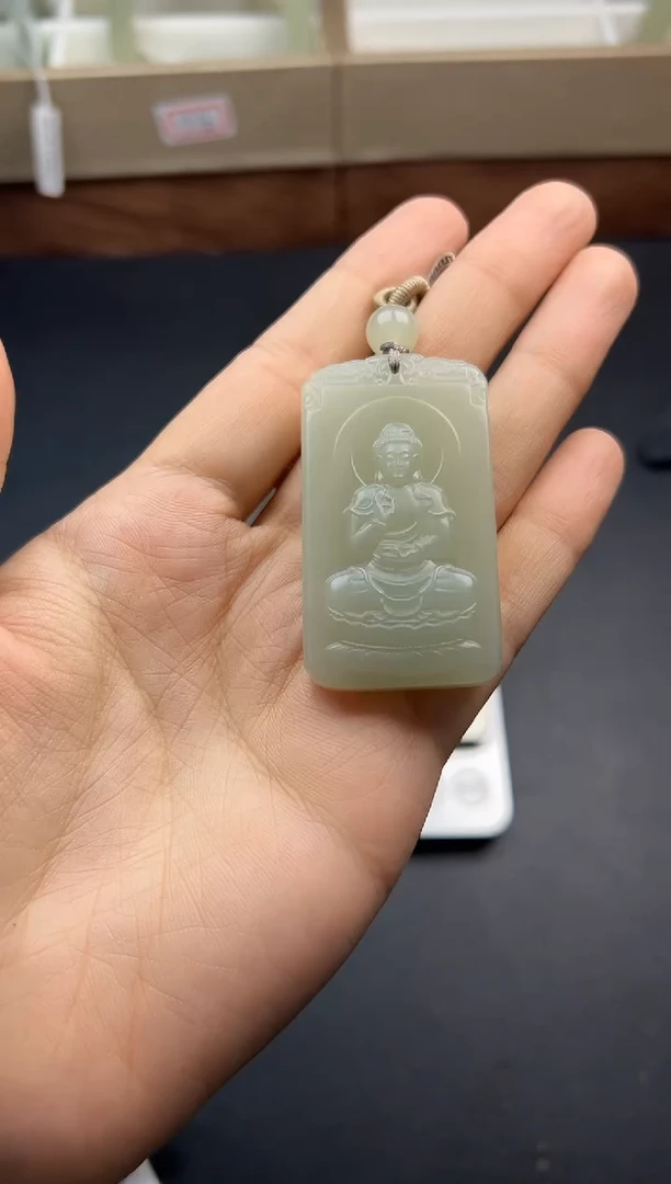 吊坠(赠链)未镶嵌和田玉且末微色差近矿吊坠