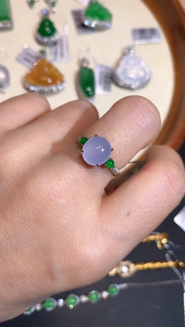 18K金镶嵌戒指翡翠戒指