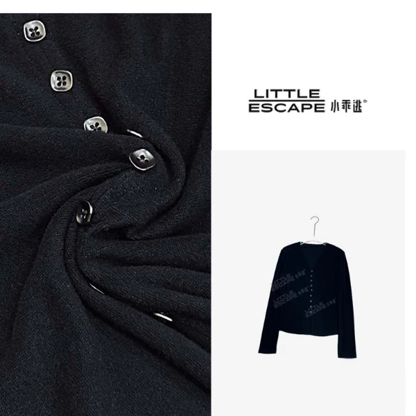 小乖逃1休闲时尚黑色开衫V领T恤暗调风百搭款N95189