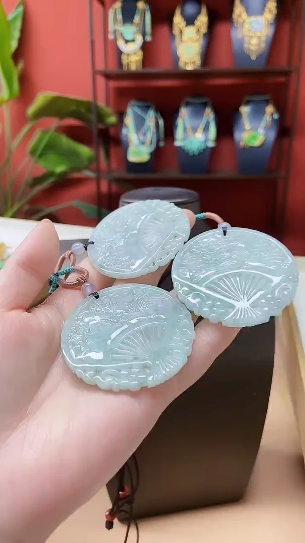 颈饰未镶嵌翡翠吊坠多样发其一