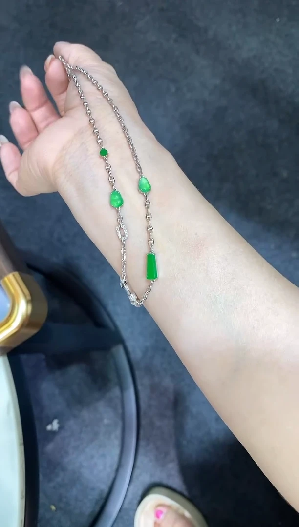 吊坠(不含链)18K金镶嵌翡翠套链