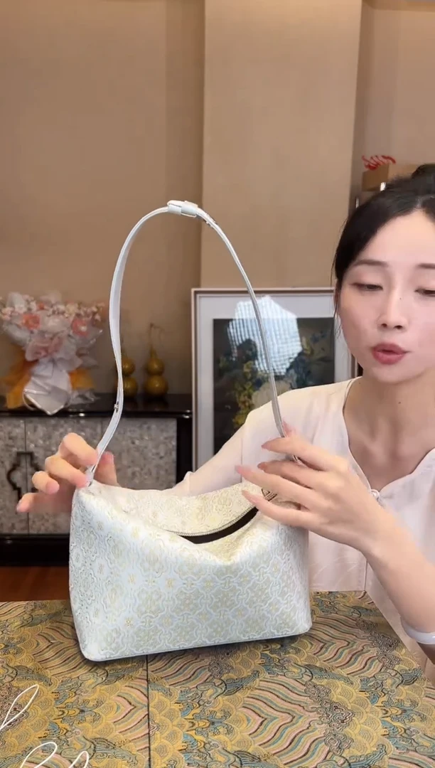 刺绣白色定胜纹包包