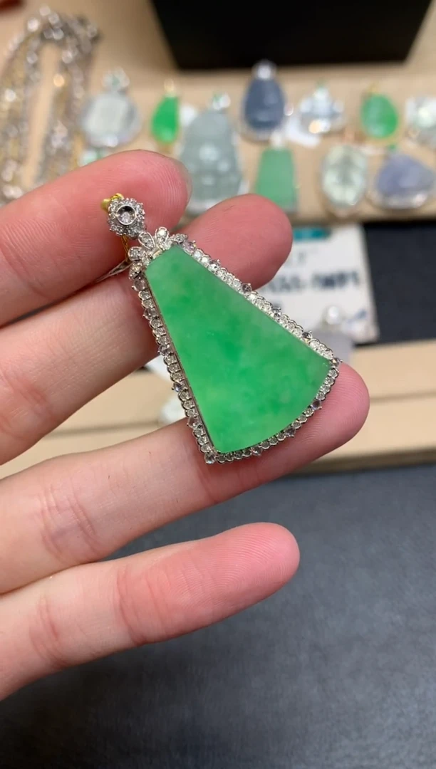 【闪购商品】翡翠颈饰18K金镶嵌无事牌【无服务费】