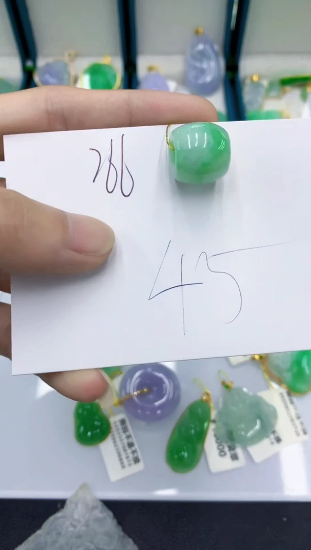 翡翠未镶嵌颈饰翡翠