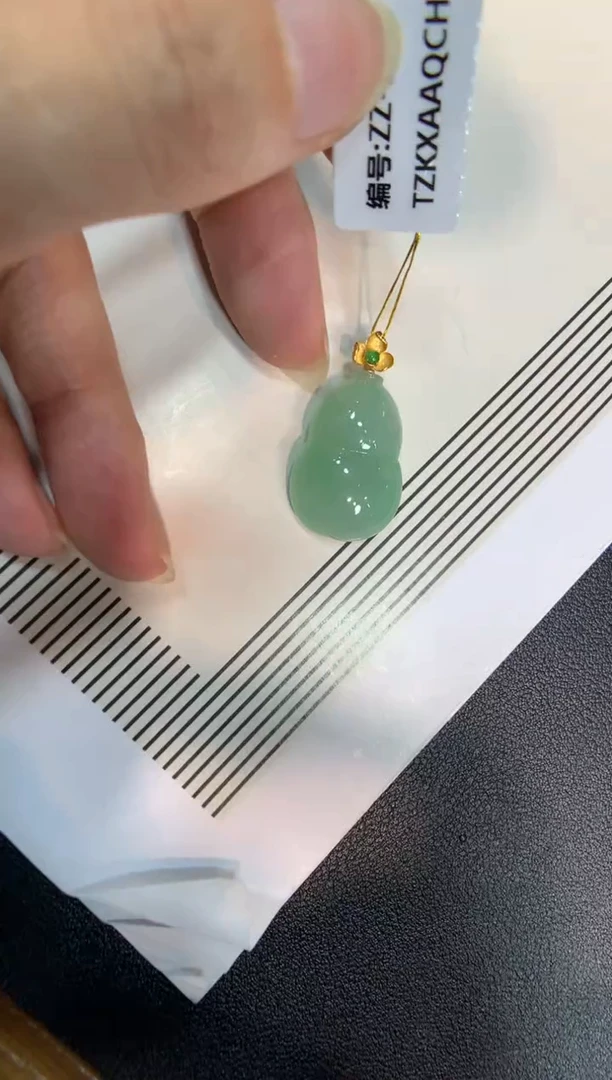 翡翠18K金镶嵌颈饰葫芦