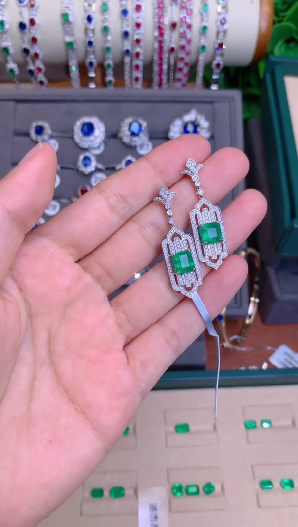 【闪购商品】祖母绿耳坠18K金镶嵌3.5CT