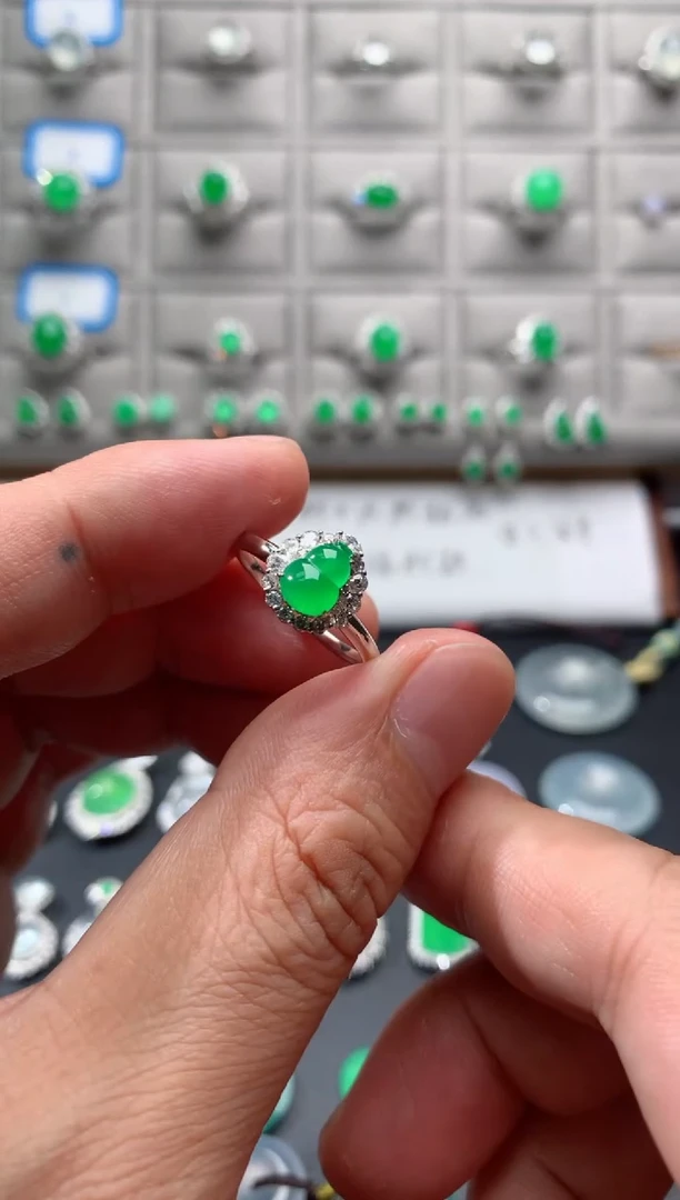 18K金镶嵌戒指翡翠18K翡翠