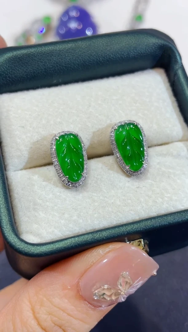 颈饰18K金镶嵌翡翠团购46