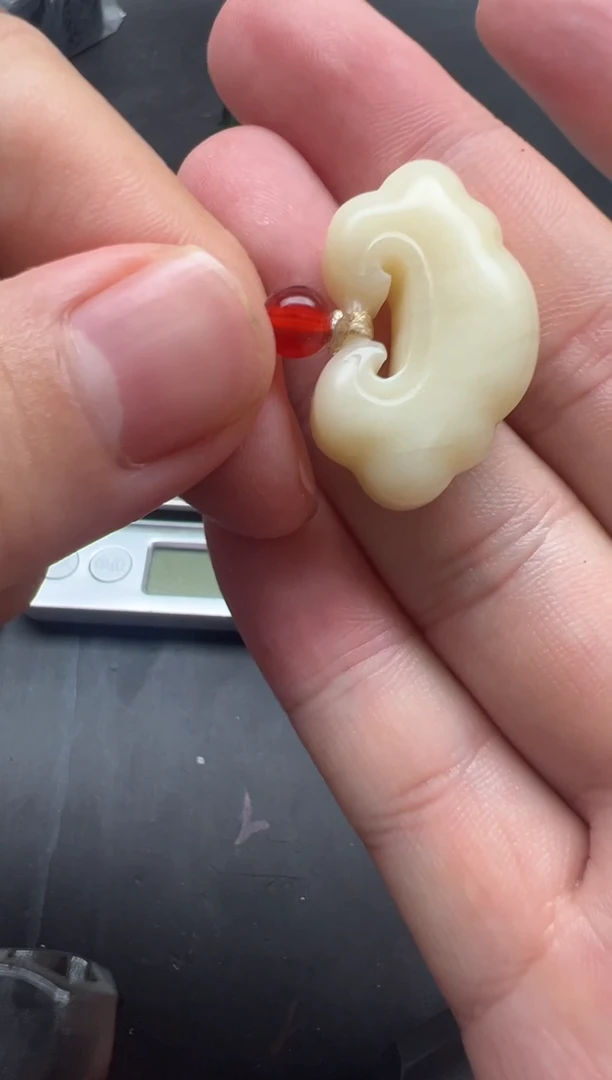 和田玉未镶嵌颈饰玉坠 ，微瑕，介意勿拍