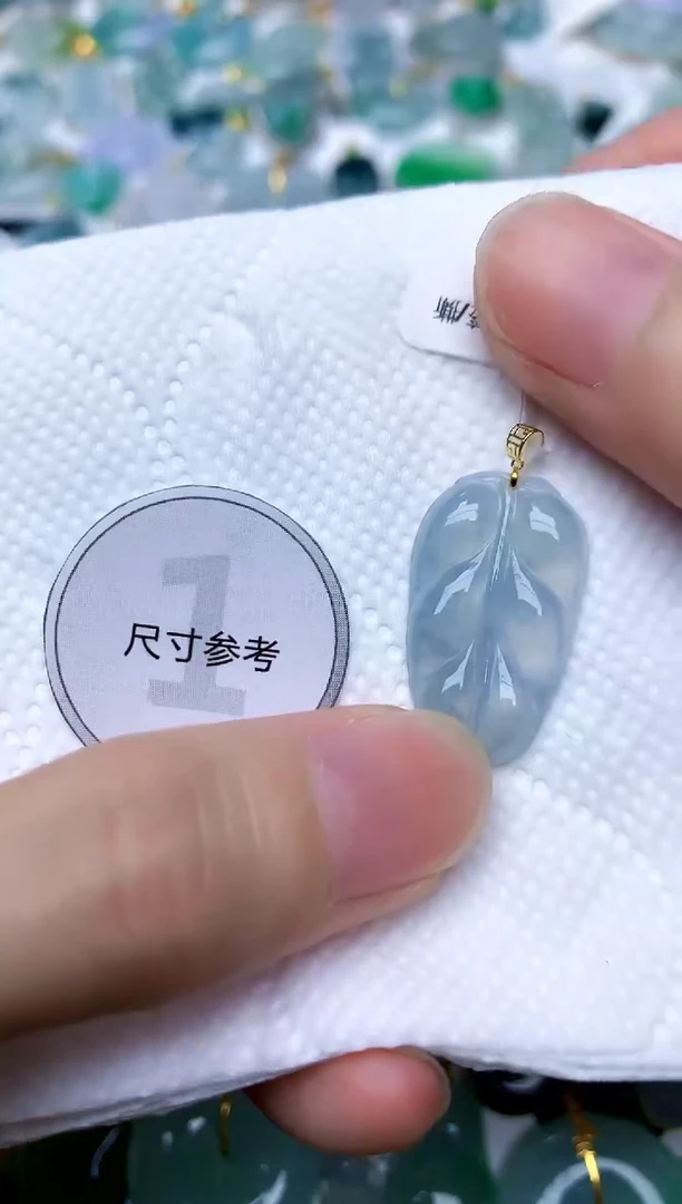 颈饰18K金镶嵌翡翠天然A货翡翠