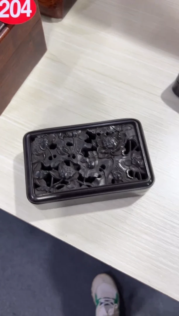 木木 紫檀木透雕莲花香盒