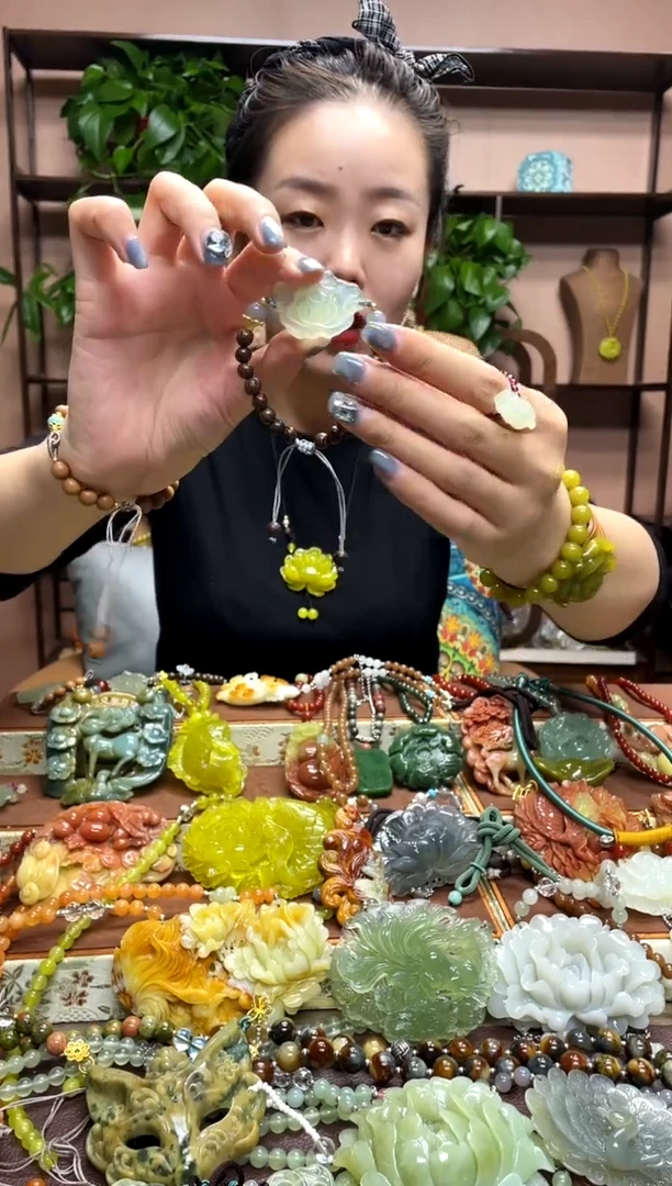 未镶嵌岫玉吊坠多样性发货发其中之一