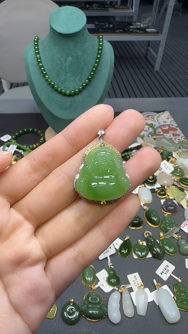 18K金镶嵌和田玉挂件1