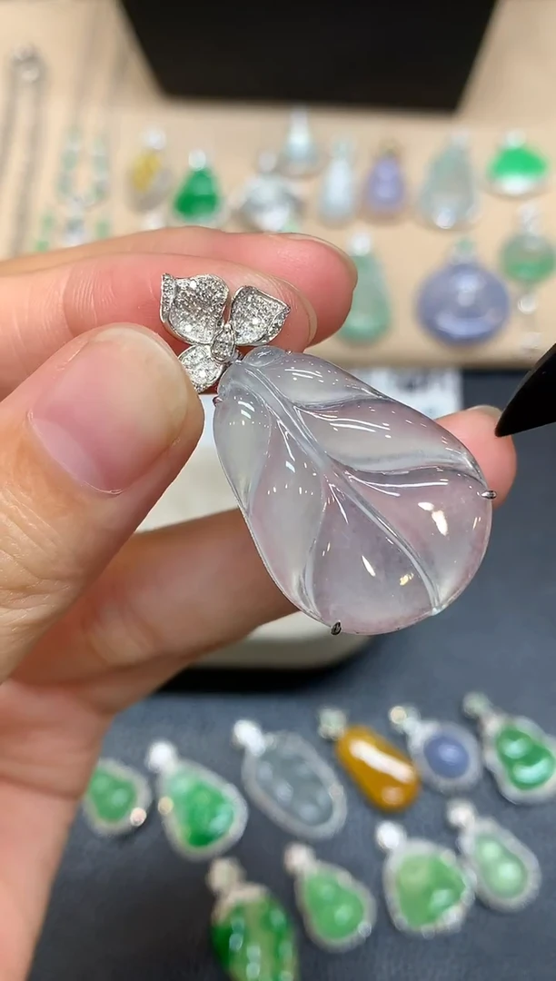 颈饰18K金镶嵌翡翠芭蕉叶【无服务费