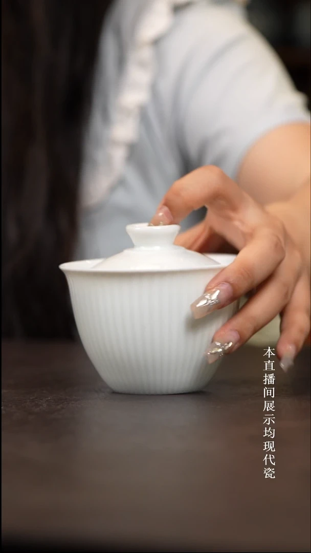 景德镇白胎菊瓣盖碗