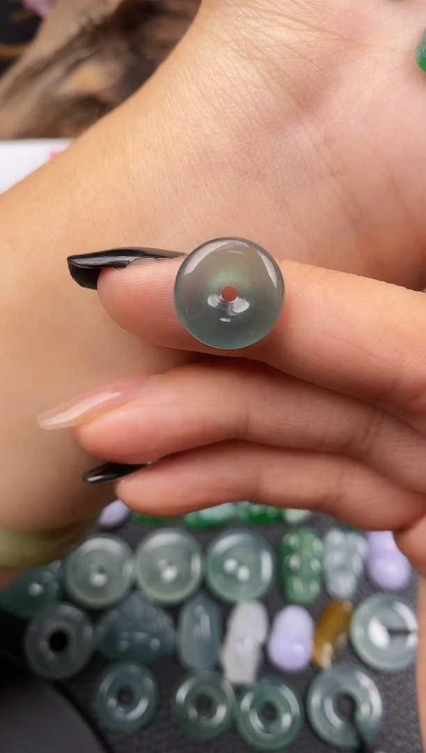 翡翠未镶嵌颈饰平安扣