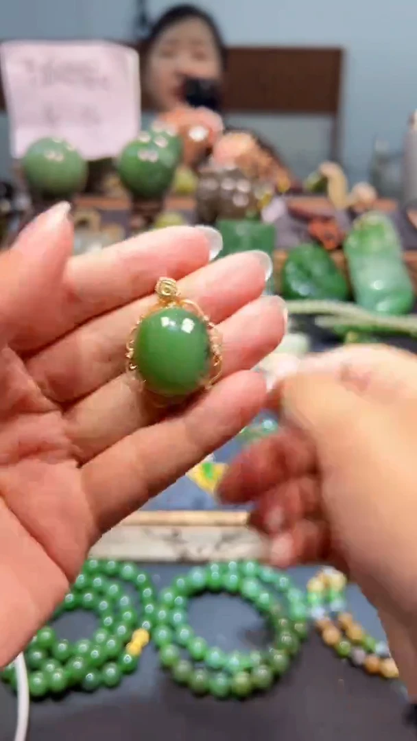 颈饰18K金镶嵌和田玉（碧玉）1