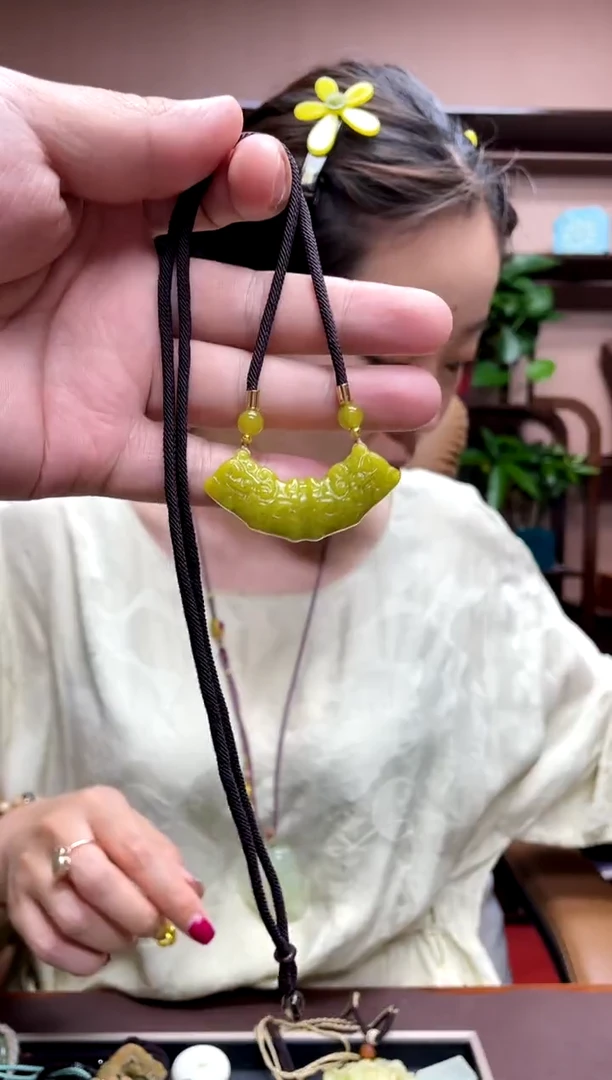 岫玉未镶嵌吊坠多样性发货发其中之一