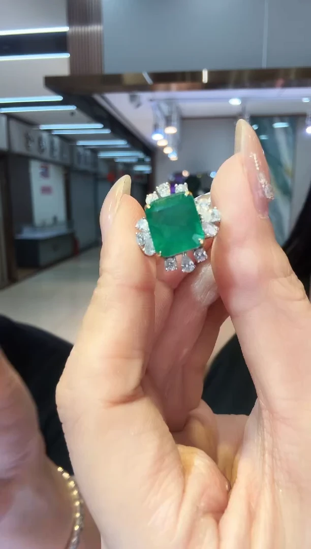 18K金镶嵌戒指祖母绿5.90ct