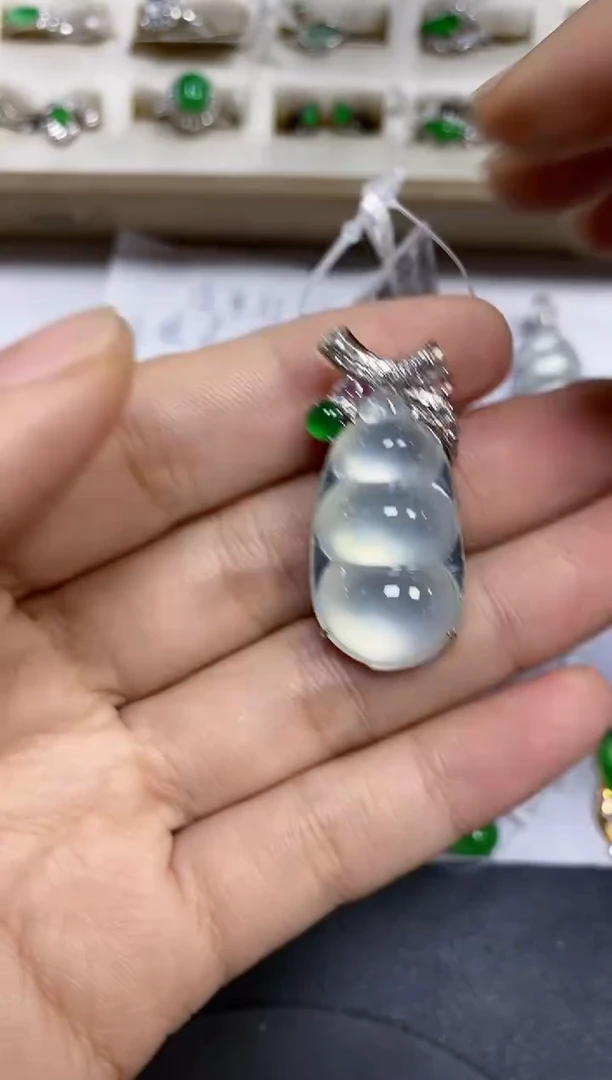 颈饰18K金镶嵌翡翠L***娜颈饰 18K金镶嵌 翡翠