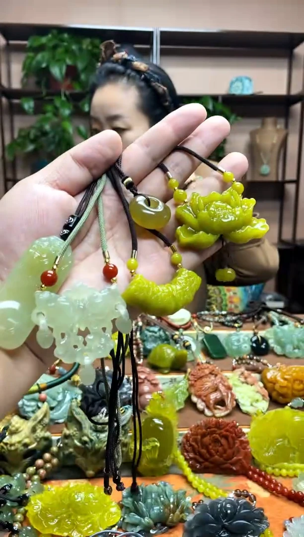 未镶嵌岫玉颈饰·