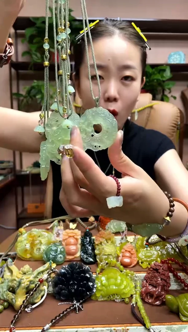 未镶嵌岫玉颈饰多样性发货发其中之一