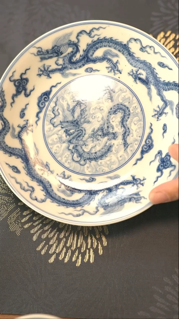 仿明青花三龙纹淡海水壶承