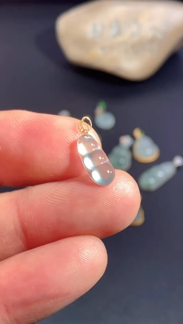 颈饰18K金镶嵌翡翠