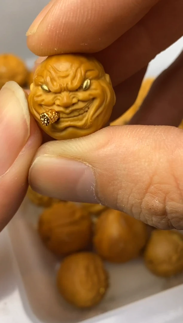 猴头核桃吊坠坏笑 烟鬼