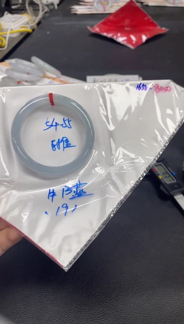 翡翠手镯未镶嵌翡翠手镯